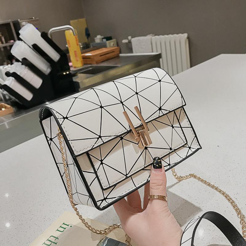 Women Shoulder Bags 2019 summer new Korean version of the Messenger bag handbag chain wild crack printing wild shoulder bag